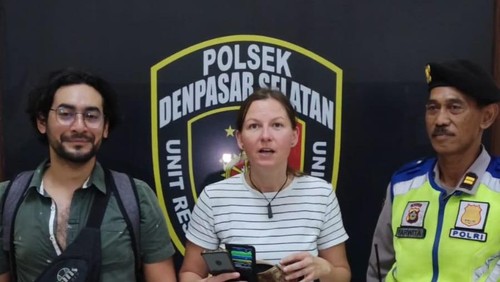 Kamin Nitalija menerima tasnya yang hilang di Mapolsek Densel, Sabtu (3/5/2025). Foto: Istimewa/Polsek Denpasar Selatan.
