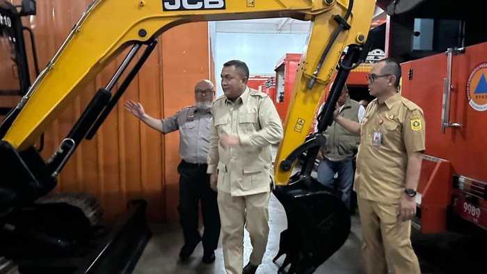Bupati Bogor Rudy Susmanto saat meninjau alat berat