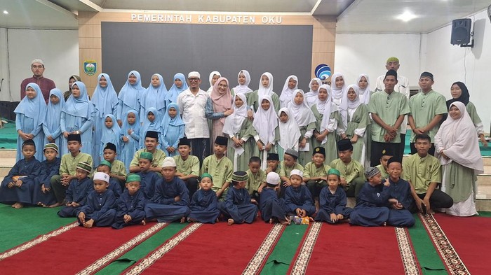 Bupati Ogan Komering Ulu Teddy Meilwansyah bersama anak yatim di rumah dinas