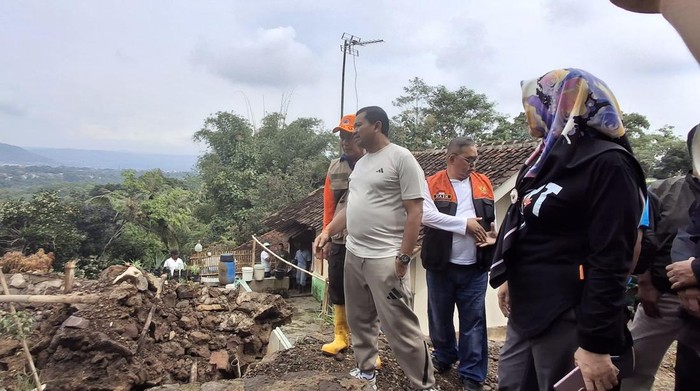 Bupati Sumedang Dony Ahmad Munir saat meninjau langsung lokasi longsor di Kecamatan Cisarua.