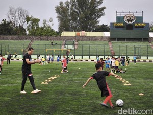 Serunya Coaching Clinic Bareng Legenda Timnas Indonesia di Bandung