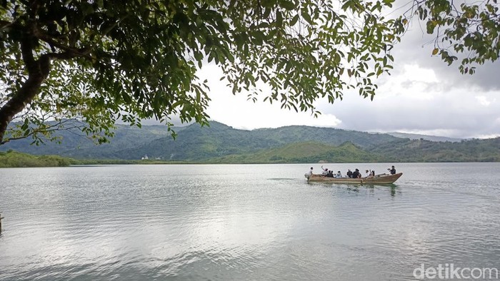 Danau Asam Suoh Lampung Barat memberikan keindahan alam dan fenomena goetermal.