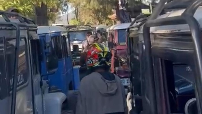 Demo sopir jip Bromo di kantor TNBTS