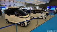 Dua Wuling AirEV yang dipajang di sini hadir dengan konsep retro yang kental. Terlihat dari model peleknya yang terkesan basik. Salah satunya menggunakan roof box dan yang lainnya dilengkapi dengan livery bertuliskan aksara Jawa. Foto: Muhammad Hafizh Gemilang