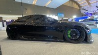 BYD Seal modifikasi yang dipajang di sini juga tampil mencolok. Penggunaan body kit yang agresif, setelan sok yang dimodifikasi hingga sangat ‘ceper’, hingga kaki-kakinya pun menjadi sorotan. Foto: Muhammad Hafizh Gemilang