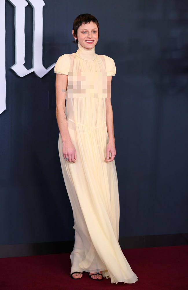 Emma Corin di premiere film Nosferatu.