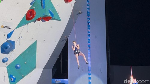 Erin Mcneice saat bertanding di babak final IFSC Climbing World Cup Bali 2025, Peninsula Island, Minggu (4/5/2025). (RIzky Setyo)