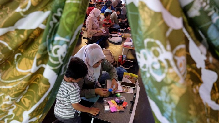 Pengunjung mengamati karya seni kolase saat Festival Literasi Seni dan Budaya di Balai Kota Solo, Jawa Tengah, Minggu (4/5/2025). Acara tersebut digelar sebagai upaya membangun kembali semangat literasi bagi generasi muda di Kota Solo, terutama bidang seni dan budaya nusantara serta pelestariaannya ditengah persaingan global. ANTARA FOTO/Maulana Surya/YU