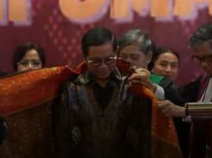 Video Pramono Diberi Ulos oleh HKI: Ini Kehormatan Bagi Saya