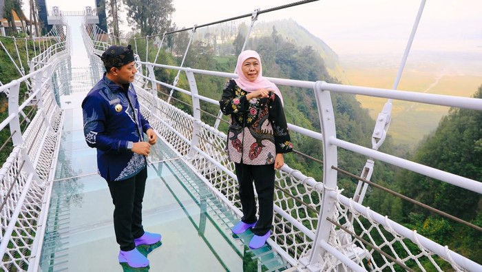 Gubernur Jawa Timur Khofifah Indar Parawansa mengunjungi Jembatan Kaca Seruni Point di Kabupaten Probolinggo