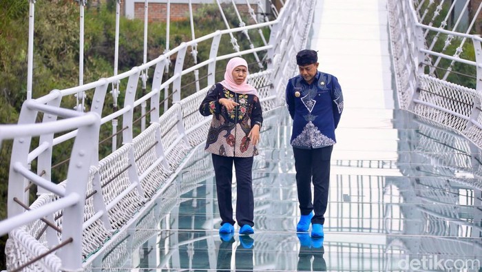 Gubernur Jawa Timur Khofifah Indar Parawansa meninjau jembatan kaca seruni point