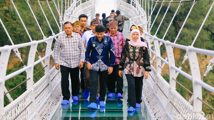 Gubernur Jawa Timur Khofifah Indar Parawansa meninjau jembatan kaca seruni point