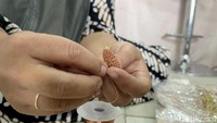 Hiasan dinding atau home decor berbahan tembaga dan manik-manik ini diekspor ke Amerika Serikat (AS).