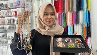 Dalam proyek tersebut, Umi mempekerjakan 23 emak-emak di Kecamatan Sooko dan sekitarnya. Sesuai pesanan, ia memproduksi ribuan tree of life berdiameter 7 cm, 15 cm, 20 cm dan 30 cm. Harganya pun bervariasi, dari Rp 10.000/pcs sampai Rp 35.000/pcs.