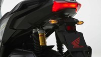 Skutik petualang ini hadir dalam dua varian, versi Standard dan Special Edition (SE), dengan harga masing-masing RM 13.249 (Rp 51,1 juta) dan RM 13.549 (Rp 52,3 juta). Harga itu belum termasuk pajak jalan, asuransi, serta biaya registrasi kendaraan. Foto: Dok. Honda