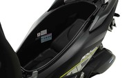 ADV 160 memiliki tinggi jok 780 mm dan ruang penyimpanan di bawah jok sebesar 30 liter, cukup luas untuk menyimpan helm atau barang bawaan. Kapasitas tangki mencapai 8,1 liter, dengan bobot total 133 kg. Foto: Dok. Honda