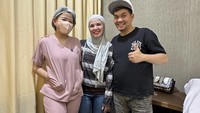 Pasangan suami istri ini begitu kompak, termasuk dalam menjaga berat badan sehat. Keduanya berkonsultasi mengatur pola makan dengan dokter gizi terkenal, Cissie Nugraha. Foto: Instagram indrabekti