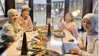 Kompak! Ini potret keluarga Indra Bekti makan di restoran Sunda berkonsep danau dan saung. Berbagai hidangan menggugah selera sudah sampai di atas meja. Foto: Instagram indrabekti