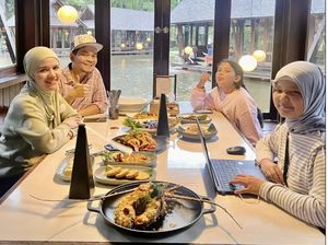 Bahagianya Indra Bekti Makan Bareng Keluarga dan Dapat Kiriman Makanan