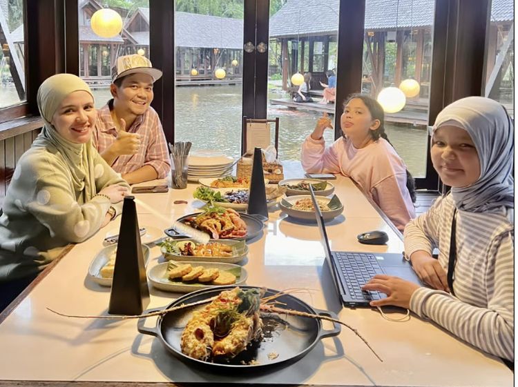 Bahagianya Indra Bekti Makan Bareng Keluarga dan Dapat Kiriman Makanan