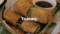 Tak hanya makanan utama, J-Hope juga mencoba lumpia goreng dengan saus cocolan yang pedas. Ia memuji semua rasa makanannya enak. Foto: Instagram @urarmyhope/Site