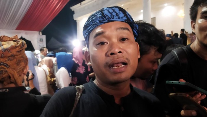 Jaro Oom dan warga Baduy saat melakukan acara Seba Baduy di Pendopo Gubernur Banten. (Aris Rivaldo/detikcom).