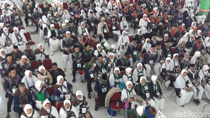 Jemaah calon haji di Embarkasi Solo.