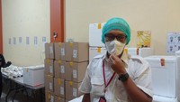 Menurut Danang Bayu Raharjo, pimpinan katering Lion Air, sesuai dengan aturan, para jamaah akan disajikan dua kali makan berat dan satu kali snack selama penerbangan ke Tanah Suci. (Wahyu/detikTravel)