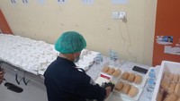 Danang memastikan makanan yang disajikan di penerbangan Lion Air semua sudah bersertifikasi Halal. Di tengah perjalanan, para jamaah akan diservis makanan ringan yang terdiri dari roti, snack, buah dan minuman yang cukup agar tidak dehidrasi. (Wahyu/detikTravel)