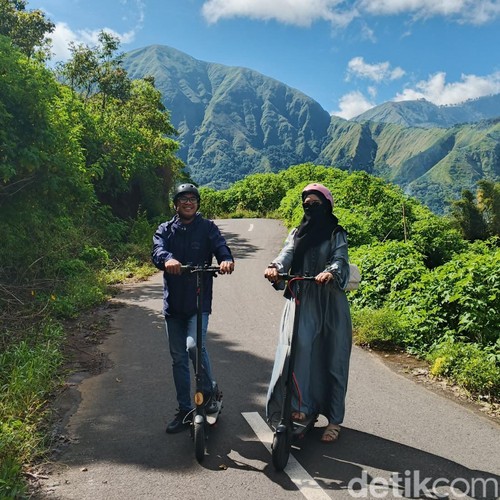 Keasikan berwisata mengendarai skuter di Sembalun, Lombok Timur, Nusa Tenggara Barat (NTB), Minggu (4/5/2025). (IST)