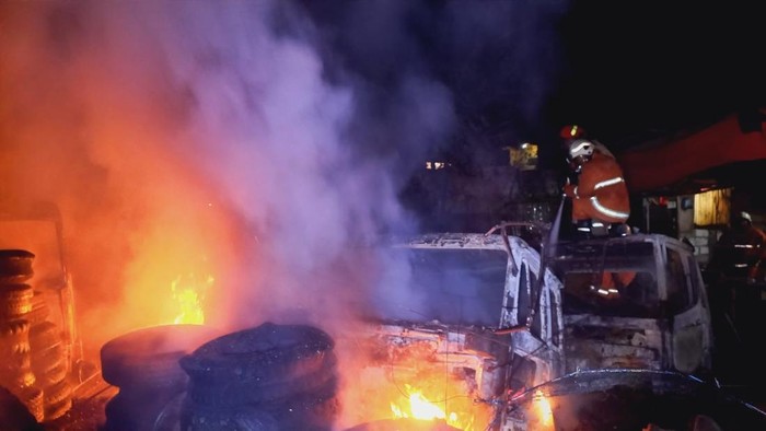 Kobaran api di gudang besi tua Jalan Kedinding Lor No. 41  Surabaya