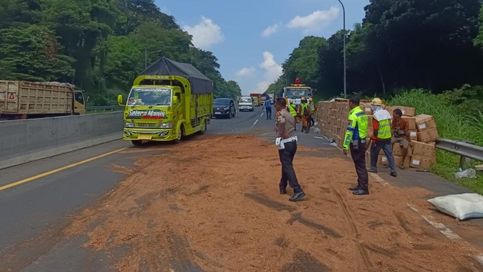 Kecelakaan beruntun mengakibatkan truk muatan pasir terguling di Tol Semarang km 425, Kota Semarang, Minggu (4/5/2025).