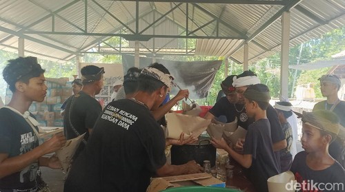 Kegiatan pengumpulan hasil dari ngambeng di Pura Samuan Tiga, Desa Bedulu, Kecamatan Blahbatuh, Gianyar, Minggu (4/5/2025).