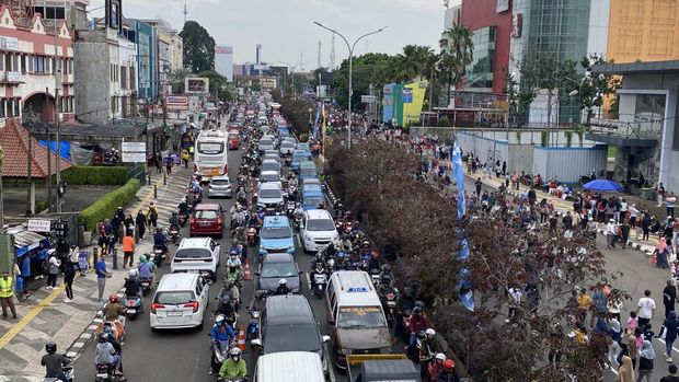 Kemacetan di Jalan Margonda Raya arah Depok saat CFD perdana hari ini. (Devi/detikcom)
