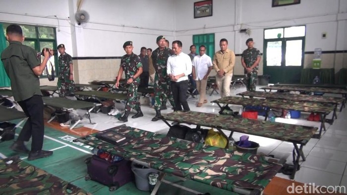 Kepala Staf Divisi Infanteri (Kasdivif 1) Kostrad, Brigjen TNI Vivin Alivianto, meninjau pelaksanaan pendidikan karakter 39 siswa di barak militer