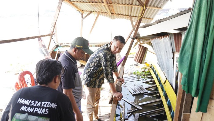 Kondisi rumah rusak parah akibat ditabrak tongkang di Sungai Musi Palembang.
