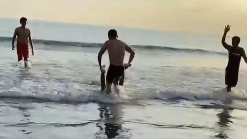 Sejumlah pengunjung pantai menolong korban tenggelam di Pantai Baluk Rening, Jembrana, Sabtu (3/5/2025) sore.
