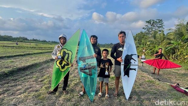 Layangan Surfing menjadi ciri khas dari Kecamatan Kerambitan dan Selemadeg, Tabanan, Bali.