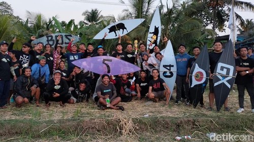 Layangan Surfing menjadi ciri khas dari Kecamatan Kerambitan dan Selemadeg, Tabanan, Bali.