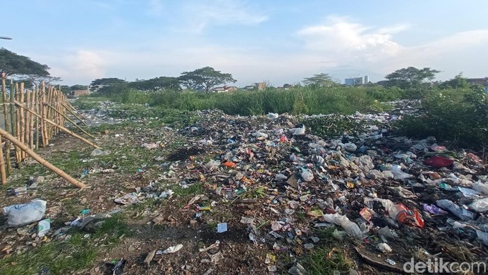 Lokasi aksi buang sampah sembarangan di Samadikun, Kesenden, Cirebon yang viral di grup perpesanan