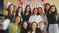 Momen keseruan bridal shower Luna Maya bersama sahabat dengan hiasan Bride To Be di dinding dan balon hati. (Foto: dok Instagram)