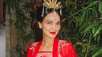 Luna Maya memakai kostum khas China berwarna merah. (Foto: dok Instagram)