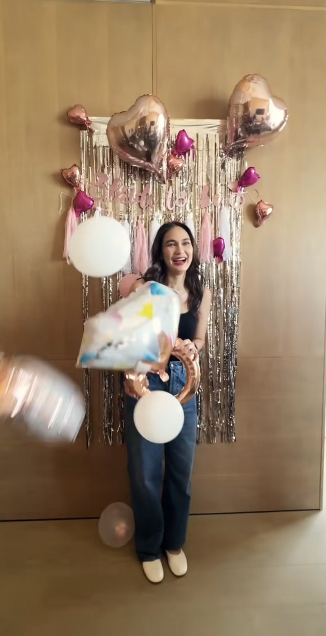 Momen bridal showernya itu baru diunggah Luna ke akun Instagram pribadinya pada Minggu (4/5/25). Terlihat Luna yang begitu bahagia mendapat kejutan bridal shower dari para sahabat. Foto: Instagram/@lunamaya