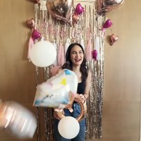 Momen bridal showernya itu baru diunggah Luna ke akun Instagram pribadinya pada Minggu (4/5/25). Terlihat Luna yang begitu bahagia mendapat kejutan bridal shower dari para sahabat. Foto: Instagram/@lunamaya