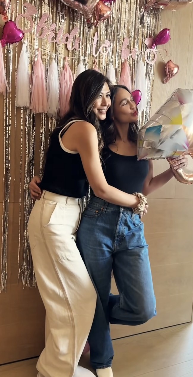 Tampil santai, aktris 41 tahun itu memadukan tanktop hitam dengan celana panjang. Ia bersama salah satu sahabatnya berpose di depan dinding yang sudah dihiasi dengan rumbai dan tulisan ‘Bride To Be’. Foto: Instagram/@lunamaya