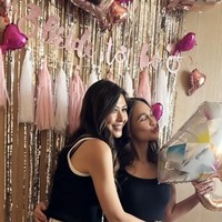 Tampil santai, aktris 41 tahun itu memadukan tanktop hitam dengan celana panjang. Ia bersama salah satu sahabatnya berpose di depan dinding yang sudah dihiasi dengan rumbai dan tulisan ‘Bride To Be’. Foto: Instagram/@lunamaya