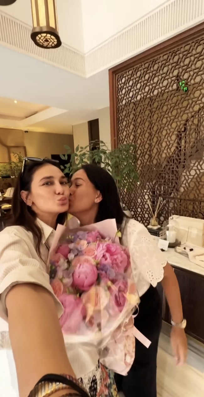 Tampaknya acara bridal shower Luna di Shanghai memang sudah dipersiapkan matang-matang oleh para sahabatnya. Luna juga terlihat mendapat buket bunga yang didominasi warna pink. Foto: Instagram/@lunamaya