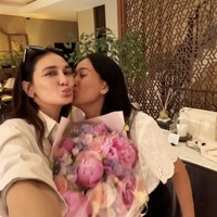 Tampaknya acara bridal shower Luna di Shanghai memang sudah dipersiapkan matang-matang oleh para sahabatnya. Luna juga terlihat mendapat buket bunga yang didominasi warna pink. Foto: Instagram/@lunamaya