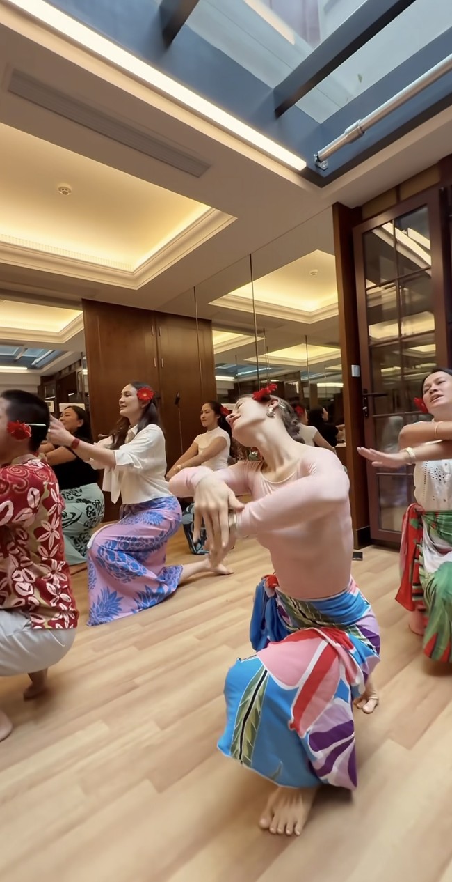 Tak hanya sekedar acara bridal shower biasa, Luna juga terlihat belajar menari bersama para sahabat. Pesona calon manten tampak begitu terpancar. Foto: Instagram/@lunamaya