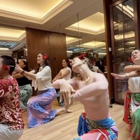 Tak hanya sekedar acara bridal shower biasa, Luna juga terlihat belajar menari bersama para sahabat. Pesona calon manten tampak begitu terpancar. Foto: Instagram/@lunamaya